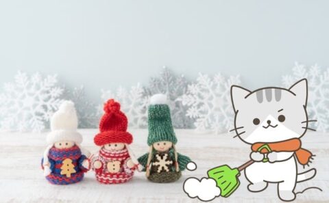 雪景色で雪かきする猫