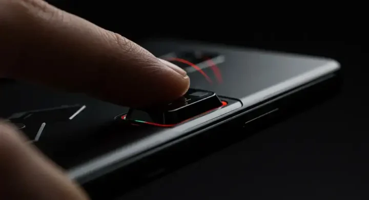 ゲームスマホの便利な物理LRボタンを操作する指先。
